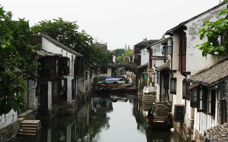 百万旅游博主莎莎走进内蒙古博物院与历史“相遇”